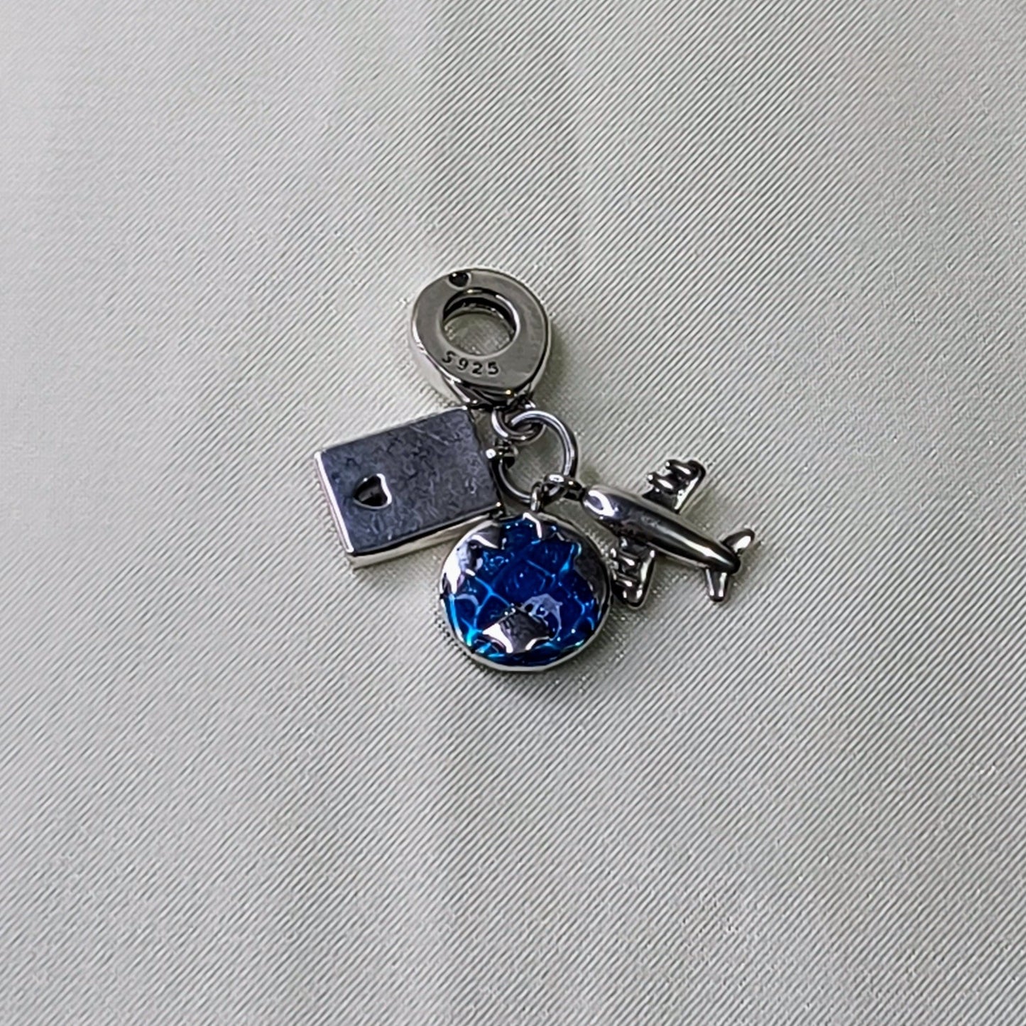 Charm Avion, Planeta y Pasaporte